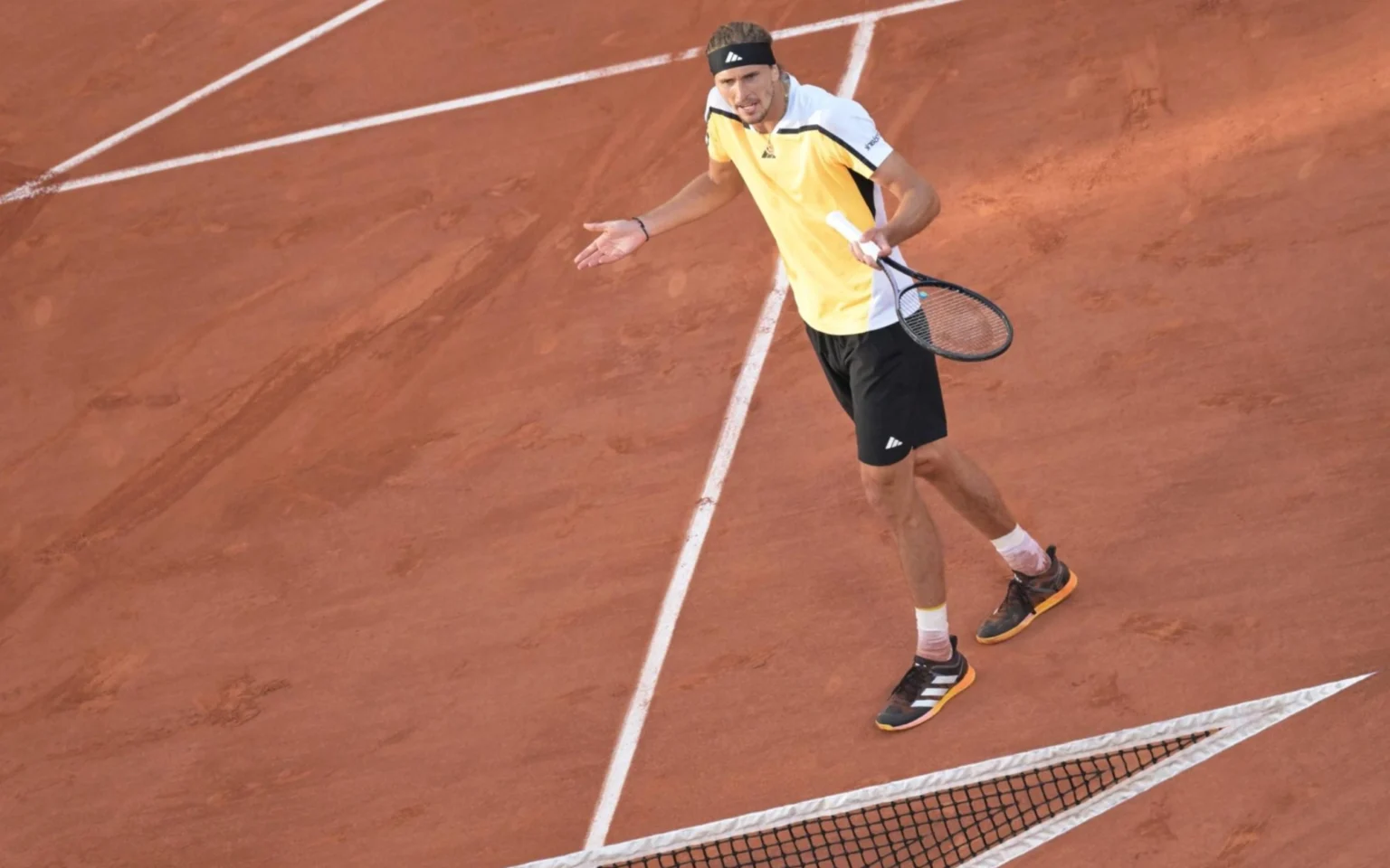 Zverev lamenta erro de arbitragem na final de Roland Garros: ‘Frustrante’ Zverev foi derrotado por Alcaraz na final do Aberto da França (Foto: AFP)