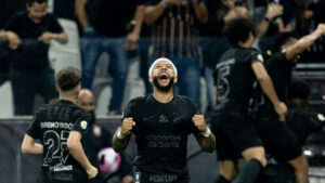 Corinthians vence Athletico-PR e mira Flamengo na Copa do Brasil