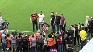 Gabigol recebe homenagem antes de Flamengo x Fluminense