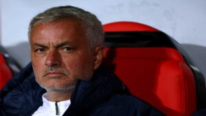 Mourinho resolve impasse com Fenerbahçe e rescinde contrato de jogador inglês