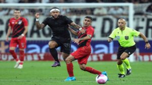 Corinthians desbarata o Athletico-PR e assume a liderança do Brasileirão Série A