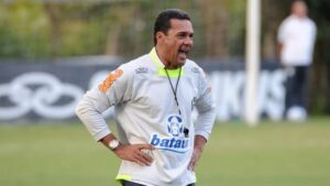 Zico critica Luxemburgo por ex-jogador do Flamengo