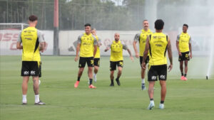 Filipe Luís faz mudanças chave no Flamengo para enfrentar o Fluminense: confira a escalação.